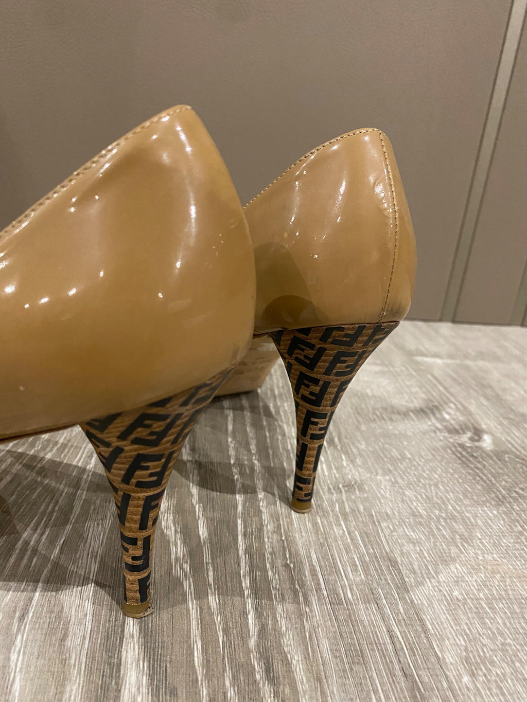 Nude patent leather FF heeled pumps