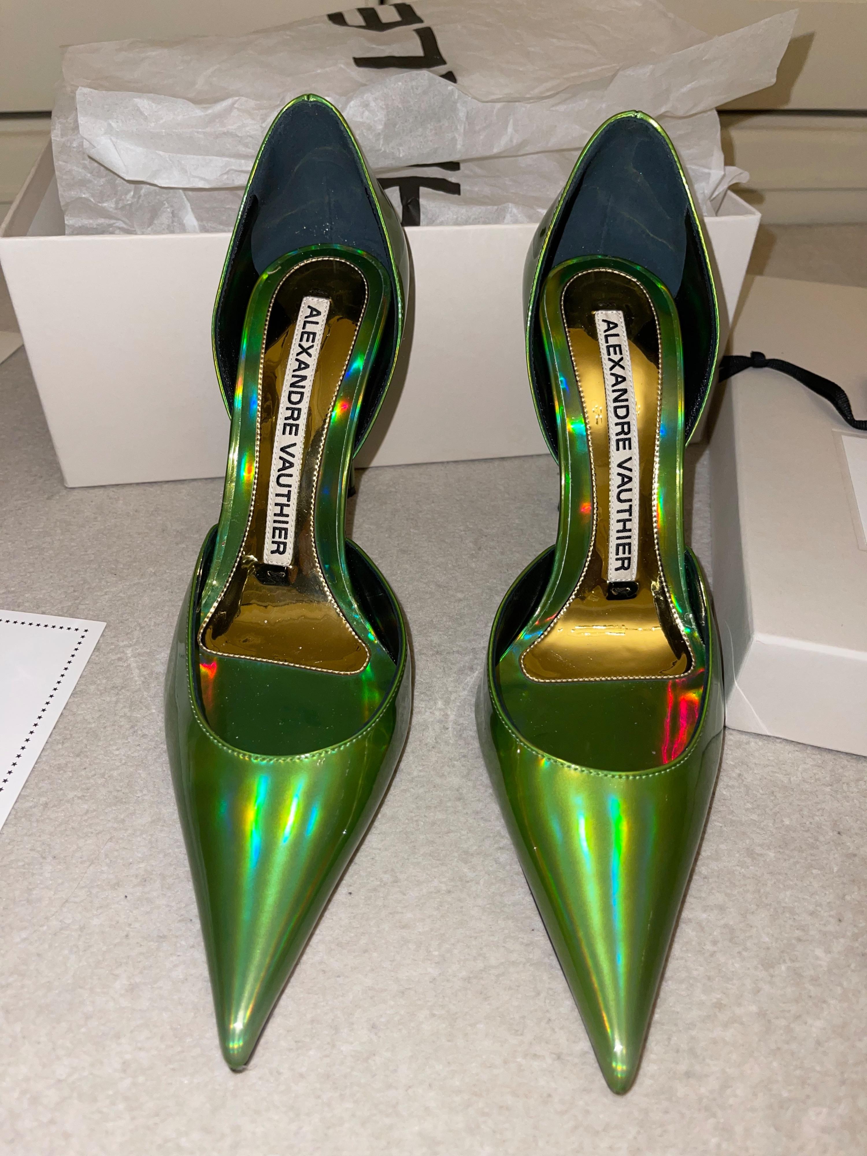 Metallic green exaggerated point toe heeled pumps