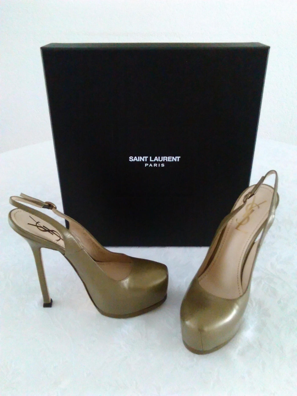 YSL Yves Saint Laurent  Gray Leather Tribute Pumps. Size 38