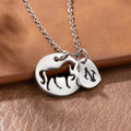 Collar personalizado de caballo hueco con el encanto del corazón inicial Exquisita joyería Día del Juego Regalo de aniversario para los amantes de los caballos Ecuestres