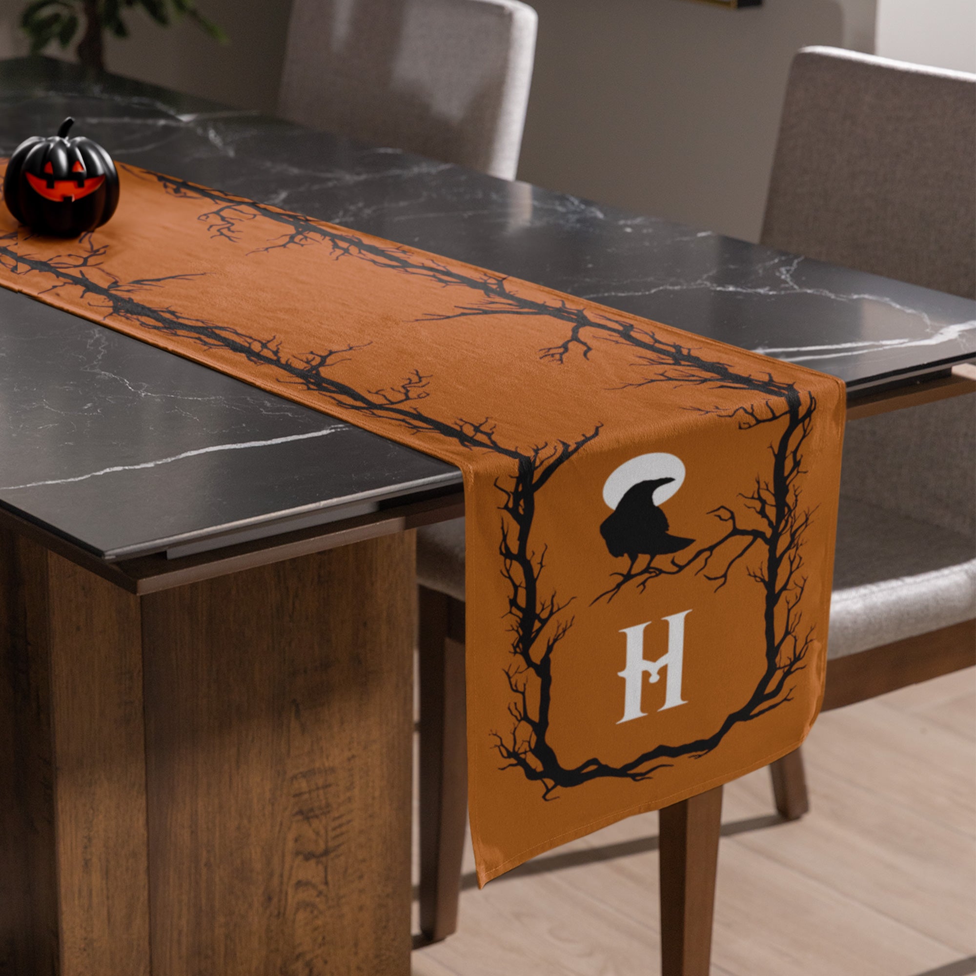 Corredor de Mesa Personalizado Cuervo Naranja Espeluznante con Inicial Decoración del Hogar Inauguración de la Casa Regalo de Halloween para un Amigo de la Familia