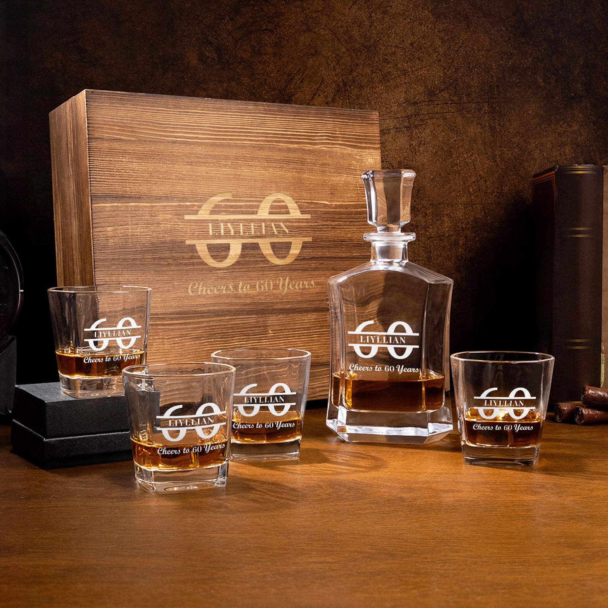 Decantador de Whisky Personalizado Cheers to Year 4 Copas con Nombre Grabado Regalo de Cumpleaños Aniversario para Amante de los Licores