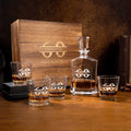 Decantador de whisky personalizado Cheers to Year Juego de 2 copas con nombre grabado Regalo de cumpleaños y aniversario para los amantes del licor