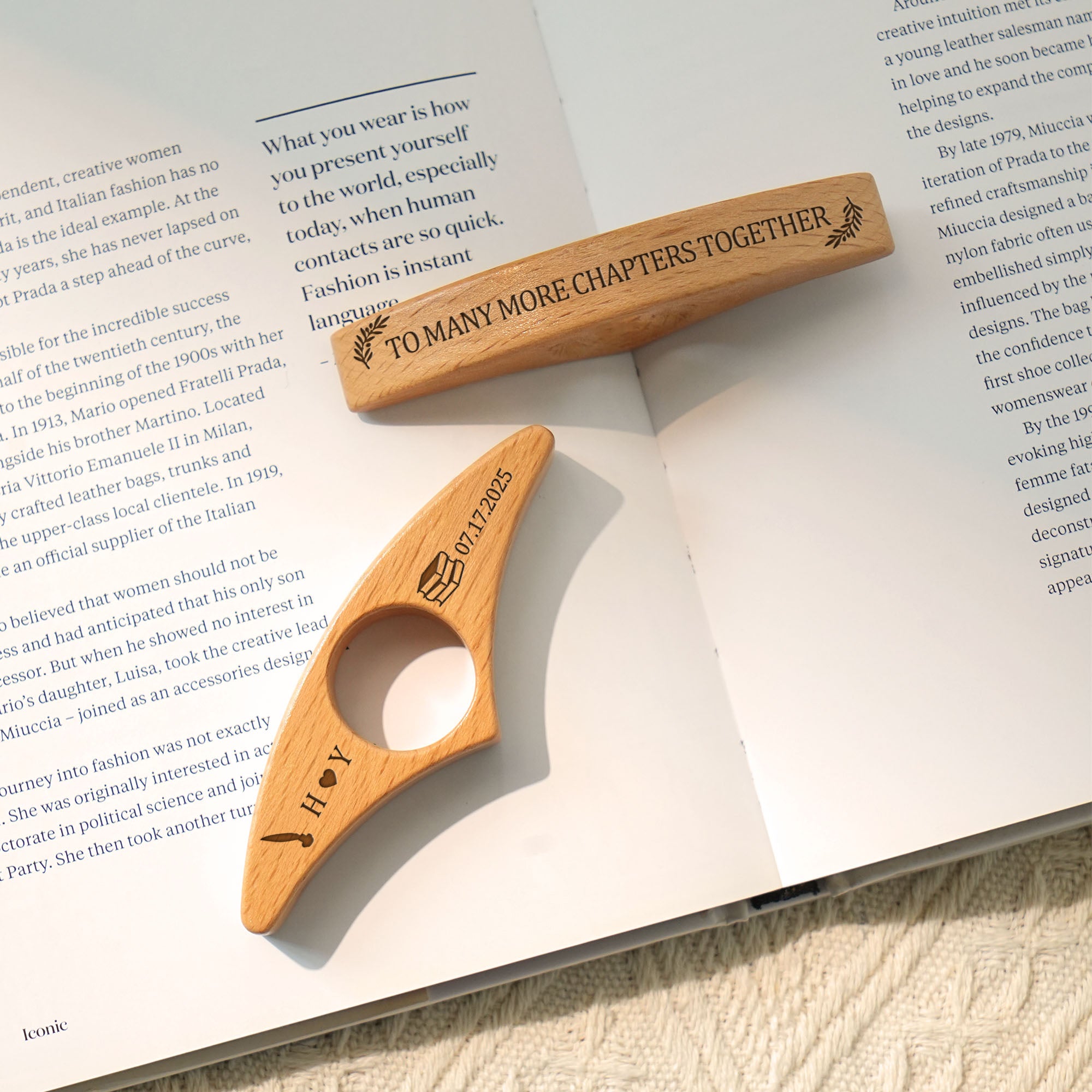 Libro minimalista personalizado Rama de olivo Porta páginas de madera con inicial y fecha grabadas Regalo de cumpleaños de Navidad para parejas de ratones de biblioteca