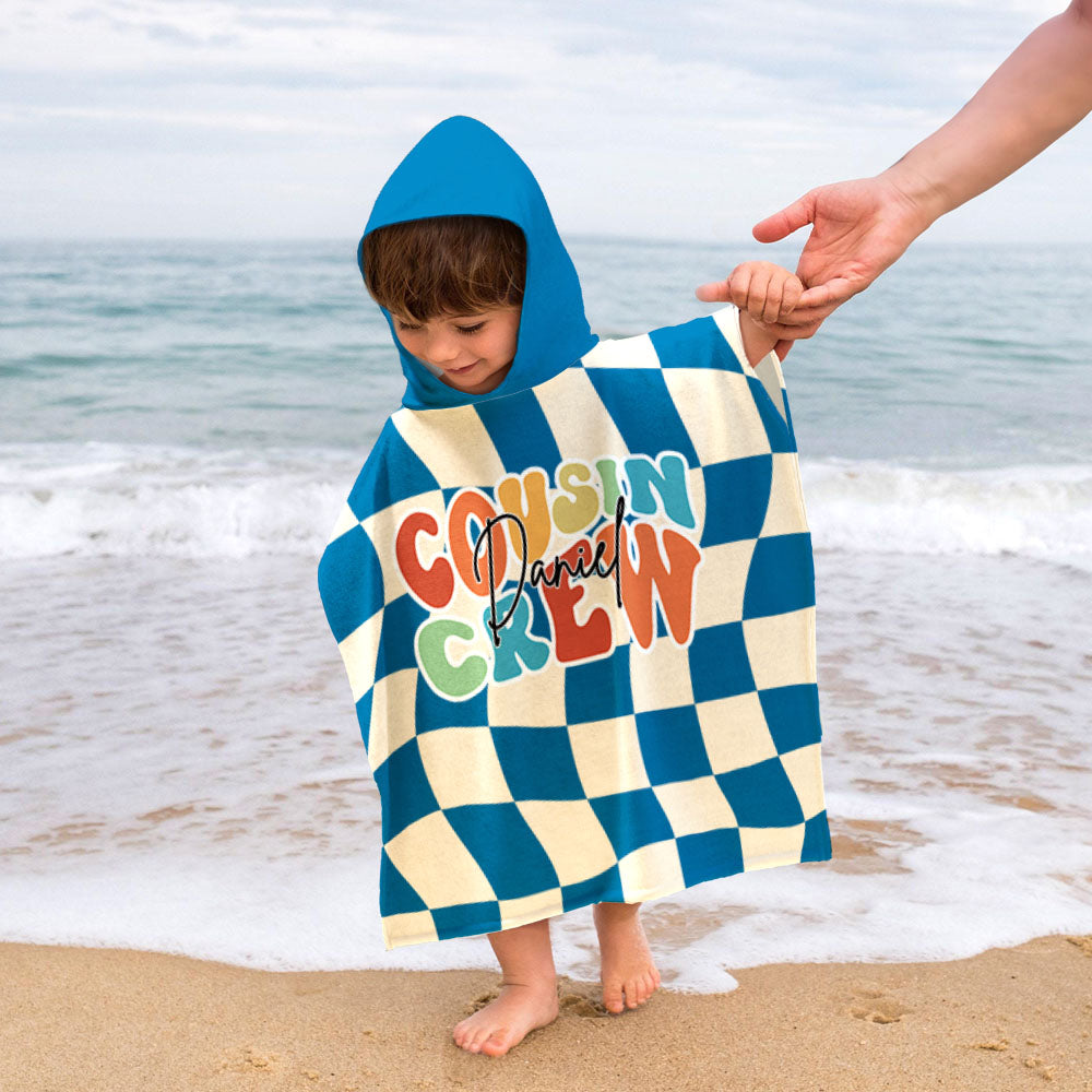 Toalla de playa con capucha para niños, de secado rápido y suave, personalizada con el nombre Cousin Crew Checkerboard Esencial de verano Regalo de cumpleaños para niños