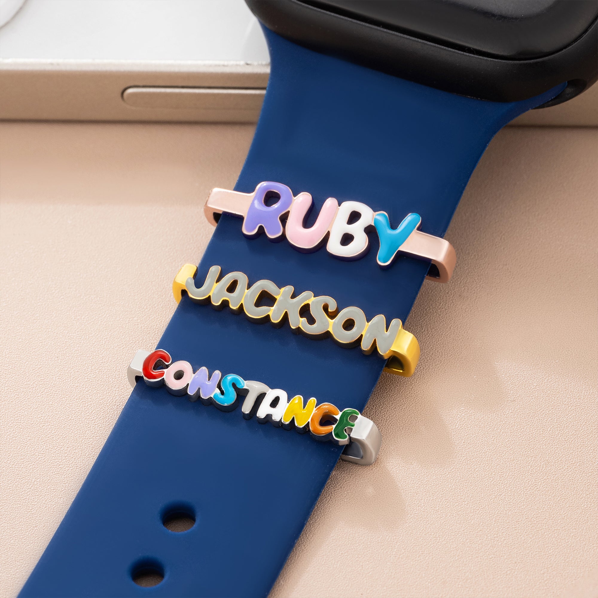 Personalizado Colorido 3D Esmalte Burbuja Letra Nombre Reloj Banda Charm Accesorios Decorativos Cumpleaños Regalo para Amigos Familia