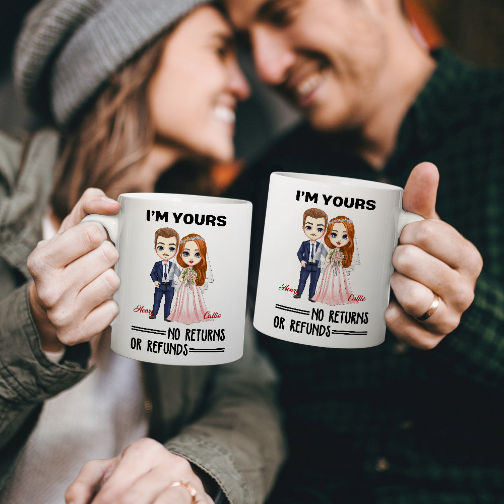 Taza de Cerámica Personalizada "I'm Yours No Returns or Refunds Cartoon Bride and Groom" con Nombres Regalo de Aniversario de Boda para Parejas de Recién Casados