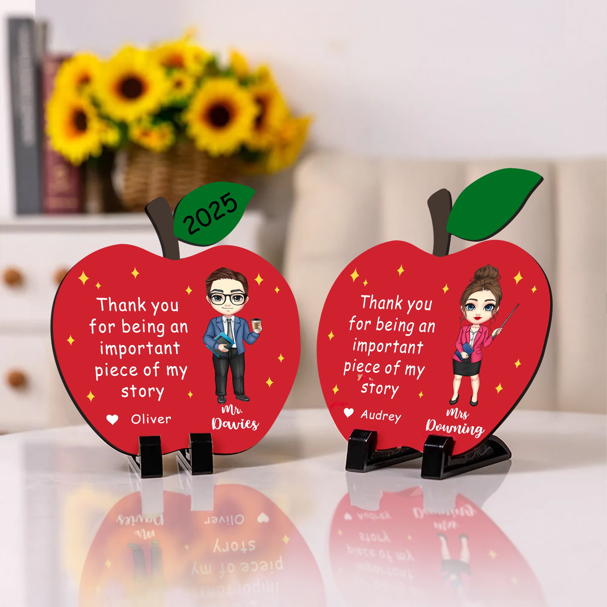 Adorno de madera personalizado de dibujos animados de una manzana con el año y el nombre Regalo de agradecimiento para profesores en el Día del Profesor