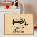 Máquina de coser personalizada Flor de nacimiento Bolsa de yute grande con nombre Accesorios de viaje Agradecimiento de vacaciones Regalo de cumpleaños para mujeres amantes de la costura