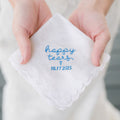 Pañuelo cuadrado de algodón 100% con bordes festoneados, fecha bordada y corazón, personalizado Happy Tears (Lágrimas de felicidad), regalo de boda y fiesta nupcial para novios.