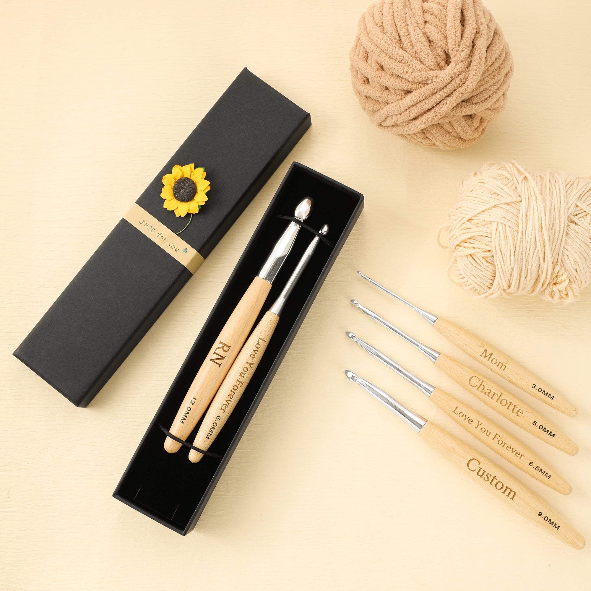 Set personalizado de 2 ganchillos de madera con texto y caja de regalo Regalo de Navidad para el Día de la Madre para mamás amantes del punto