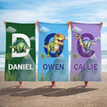 Toalla de playa personalizada con nombre e inicial de un simpático dinosaurio, de secado rápido, esencial para viajes, vacaciones de verano, regalo de cumpleaños para niños