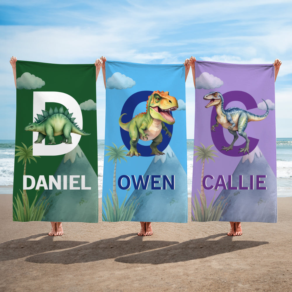 Toalla de playa personalizada con nombre e inicial de un simpático dinosaurio, de secado rápido, esencial para viajes, vacaciones de verano, regalo de cumpleaños para niños