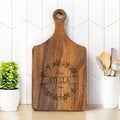 Guirnalda personalizada grabada Nombre de la familia Tabla reversible para cortar quesos y embutidos con asa para los dedos Regalo de boda de inauguración de la casa para la pareja familiar