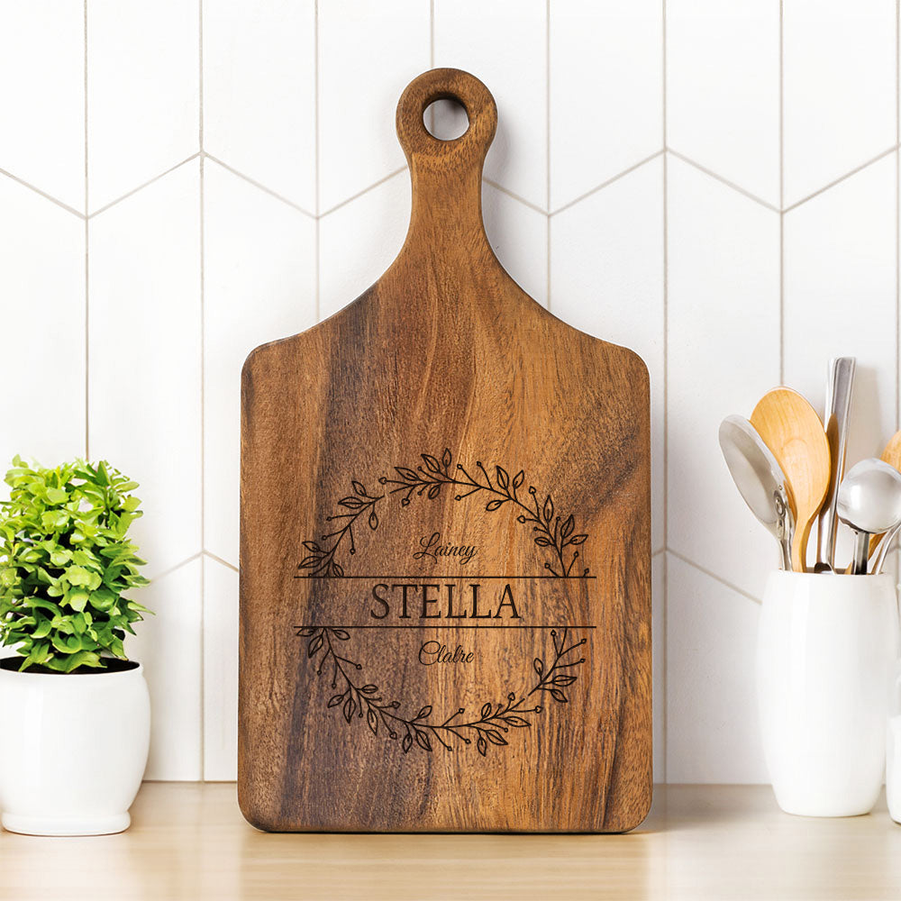 Guirnalda personalizada grabada Nombre de la familia Tabla reversible para cortar quesos y embutidos con asa para los dedos Regalo de boda de inauguración de la casa para la pareja familiar
