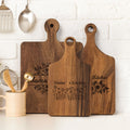 Tabla de cortar de madera de doble cara con nombre y empuñadura personalizada y grabada con motivos florales Regalo de cumpleaños de inauguración de la casa para la familia de la madre