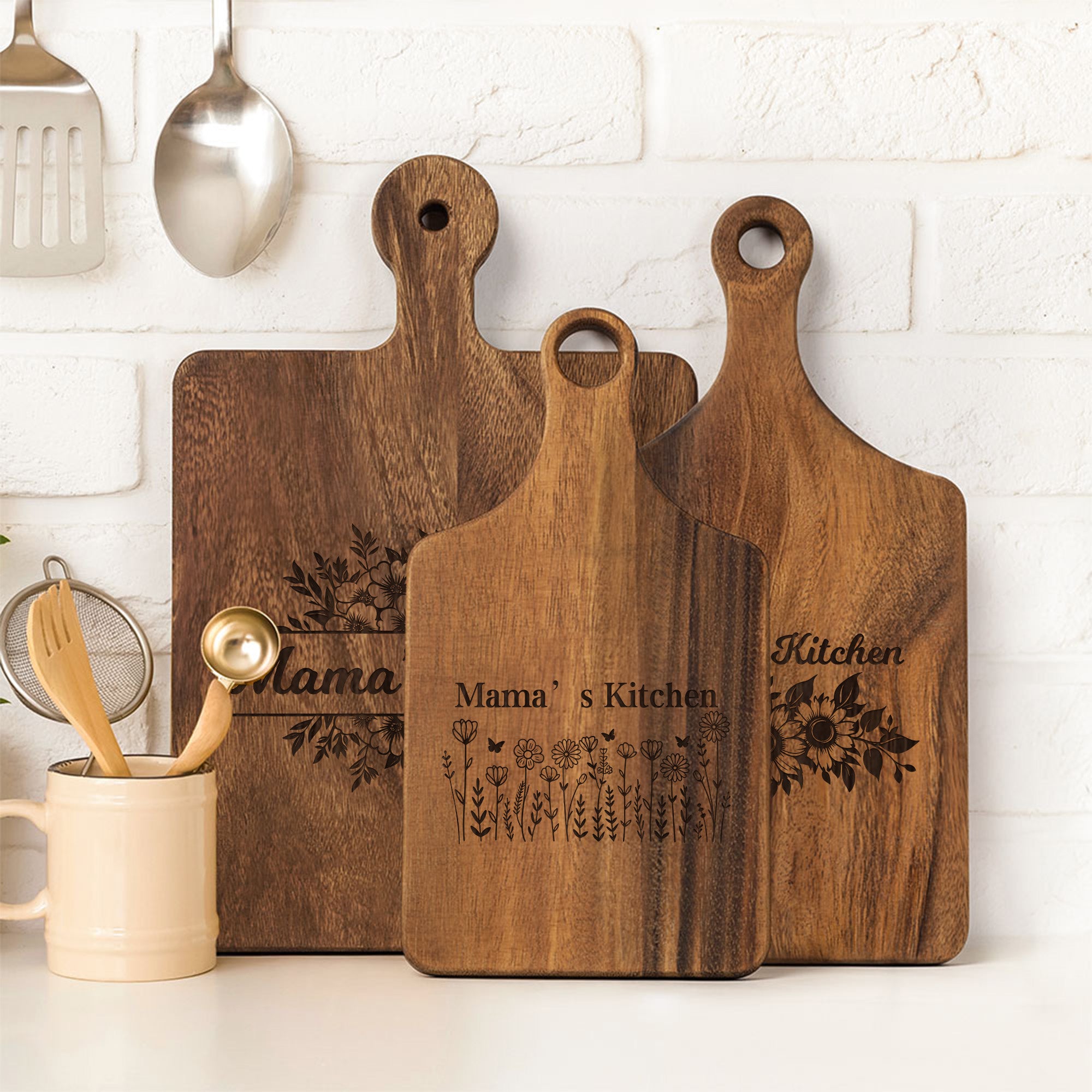Tabla de cortar de madera de doble cara con nombre y empuñadura personalizada y grabada con motivos florales Regalo de cumpleaños de inauguración de la casa para la familia de la madre