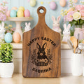 Tabla para cortar embutidos personalizada Happy Easter Cute Bunny de madera reversible con nombres grabados y agarre Regalo de Pascua para amigos de la familia