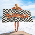 Toalla de playa de gran tamaño y secado rápido personalizada con el nombre Groovy Checkered Daisy Summer Vacation Birthday Gift for Women