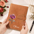 Personalizada Nacimiento Flor Nombre PU Cuero A5 Cubierta del cuaderno con bolsillo de almacenamiento Esenciales de viaje Regalo de cumpleaños para la familia Amigos