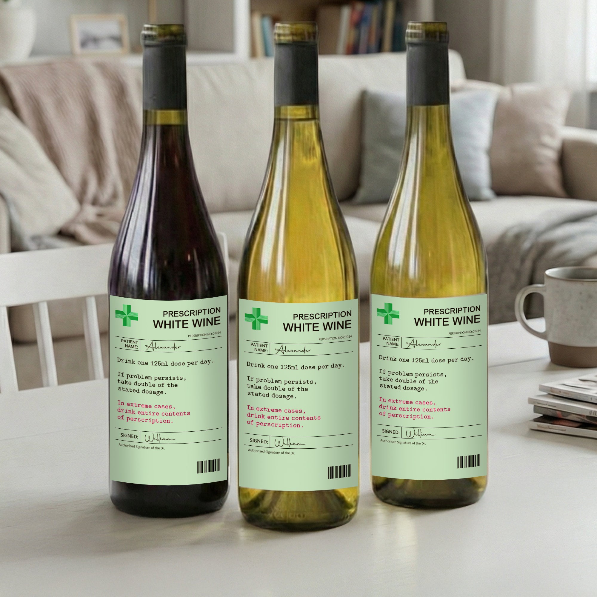Set de 2 pegatinas impermeables personalizadas con el nombre de la persona que va a tomar el vino.