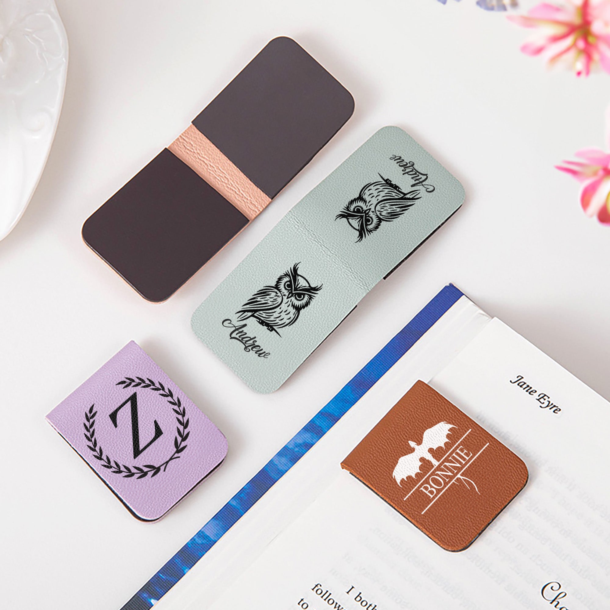 Personalizado Búho Dragón Monograma Diseño Multicolor PU Cuero Marcapáginas Magnético Clip con Nombre e Inicial Cumpleaños Regalo para la Familia Amantes de los Libros