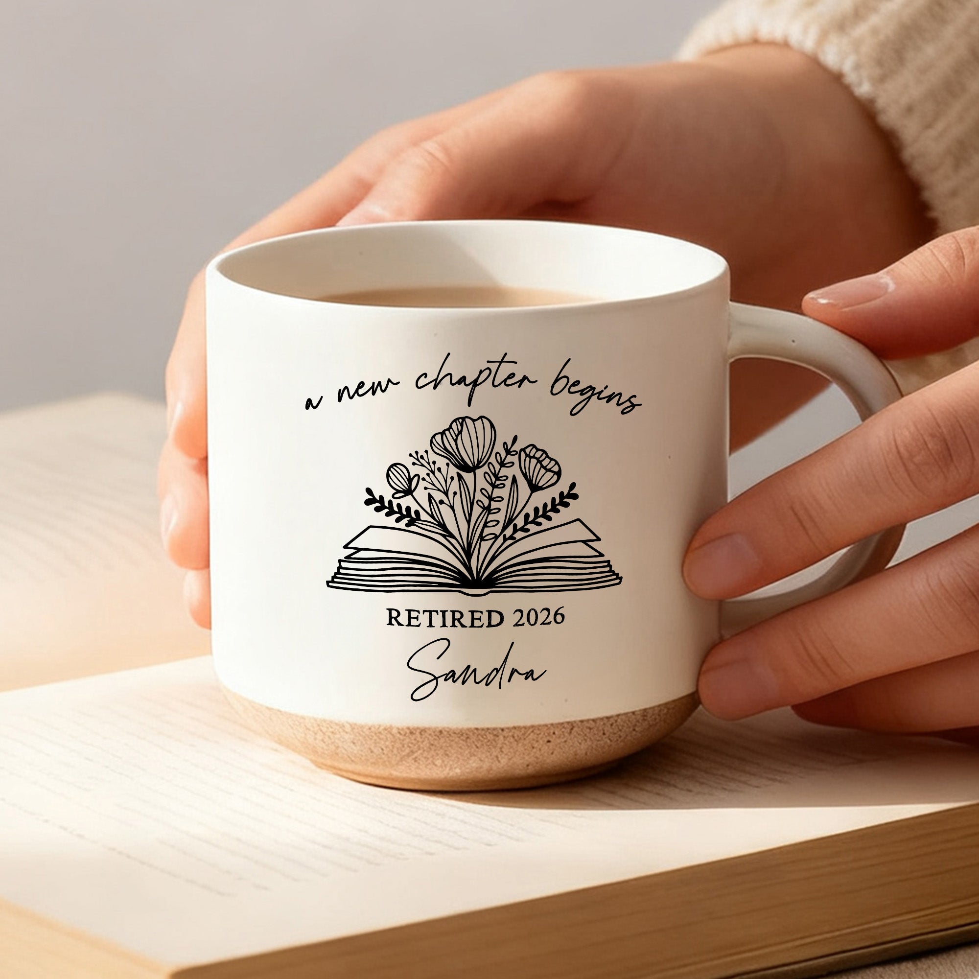 Personalizada Línea de Dibujo Estilo Floral Libro 12 oz Taza de café de cerámica con el nombre del título y la fecha de jubilación Regalo para la mujer maestra jubilada