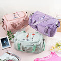 Personalizado de dibujos animados Patinaje Chica Nacimiento Flor Multi-compartimento Nombre Bolsa de viaje con correa para el hombro Accesorios de viaje Regalo de cumpleaños para mujeres Niñas