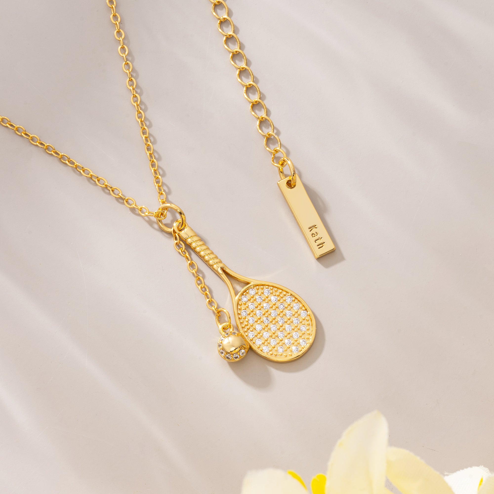 Personalizado Zircon Tennis Racket Collar con Texto Grabado Exquisita Joyería Uso Diario Cumpleaños Pista de Tenis Regalo para los amantes del tenis Jugadores