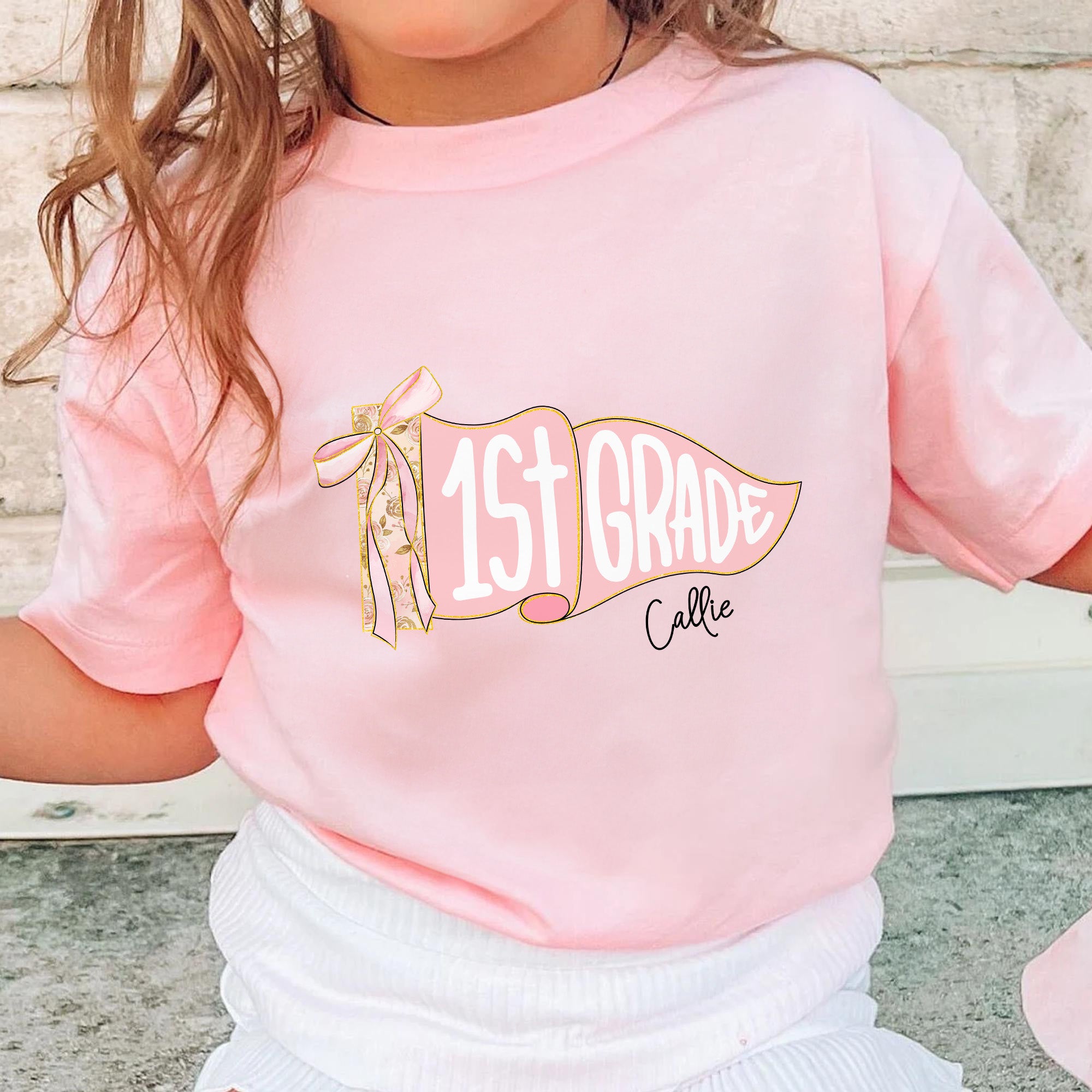 Banderín personalizado con bandera y lazo floral Camiseta 100% algodón con nombre y curso Cumpleaños Vuelta al cole Regalo para profesoras