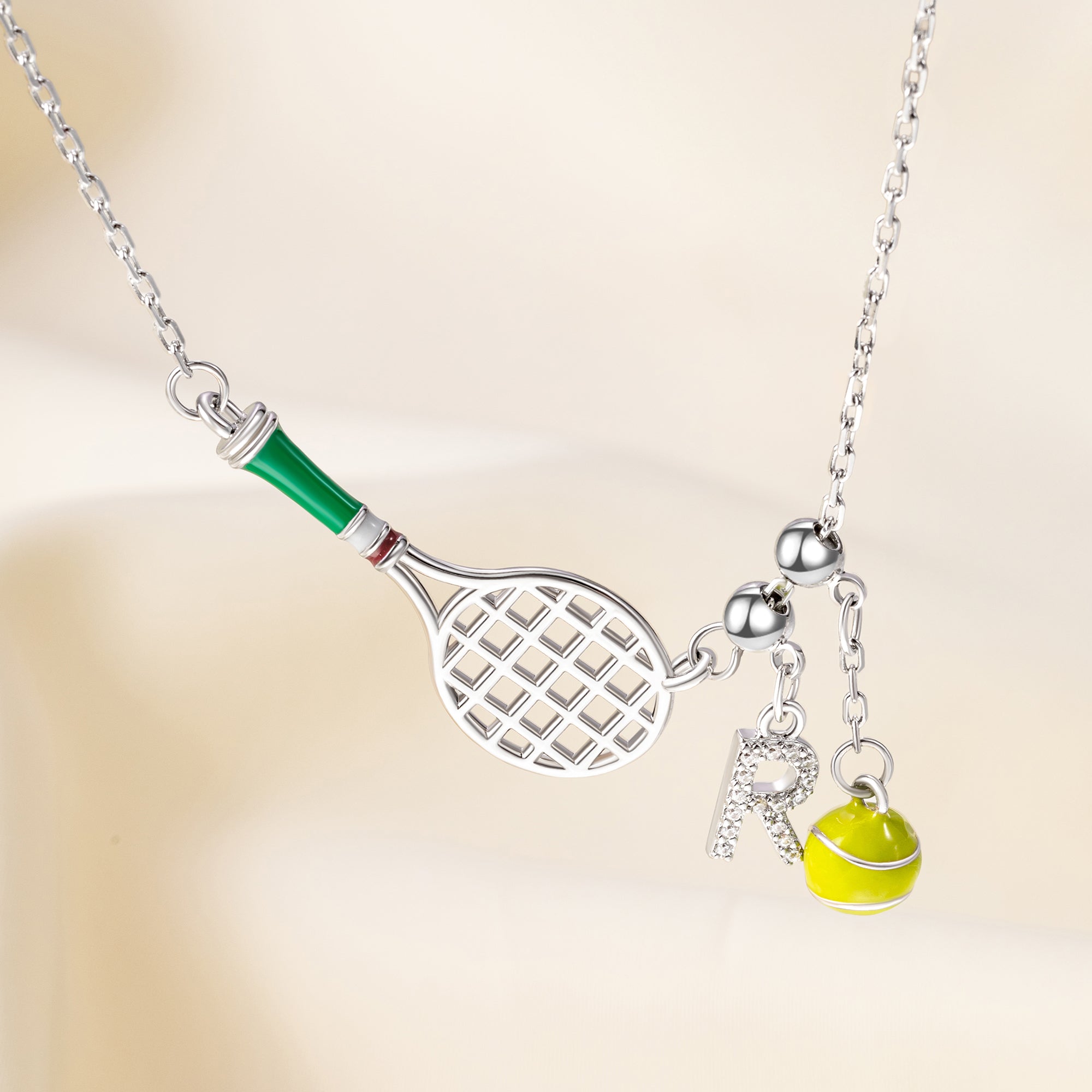 Collar personalizado de raqueta de pelota de tenis con letra de circón Joyería delicada única Regalo creativo de cumpleaños Día del partido para jugadora de tenis Mujer