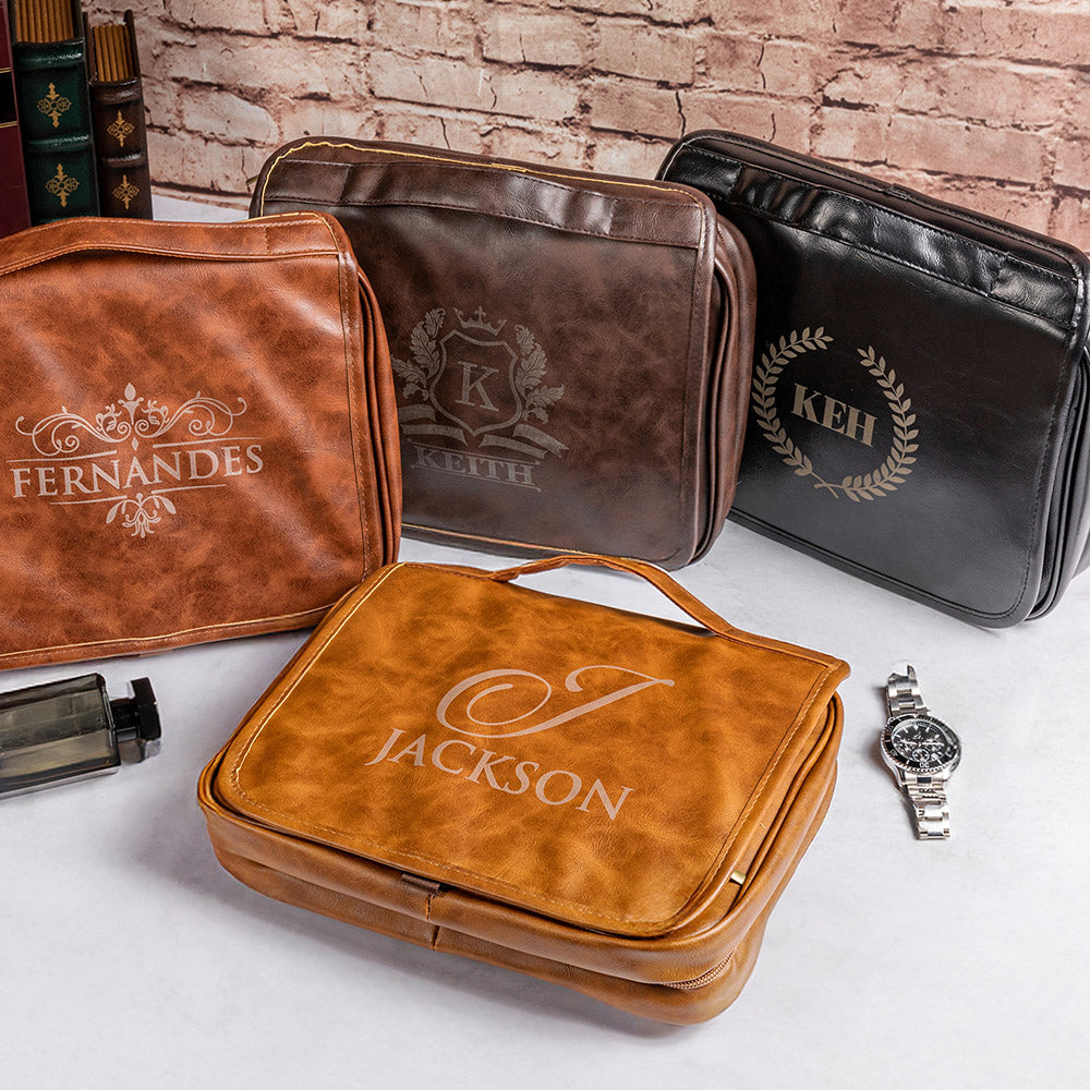 Personalizada de múltiples compartimentos extraíble PU de cuero colgante neceser con nombre grabado de viaje esencial Aniversario Cumpleaños regalo para los hombres