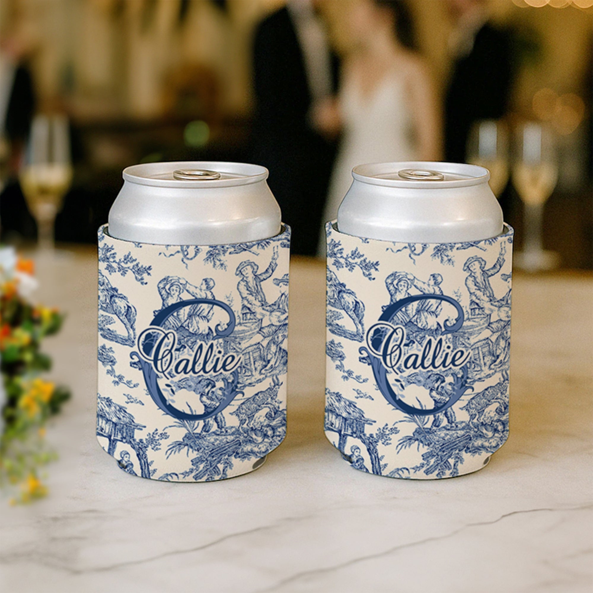 Funda isotérmica personalizada estilo retro con estampado francés Toile De Jouy para latas de cerveza con nombre e iniciales Regalo de boda para novias y damas de honor