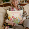 Funda de cojín personalizada con nombre y texto "Grandma's Garden Birth Flower Throw Pillow Cover" Regalo de agradecimiento navideño para la abuela mamá