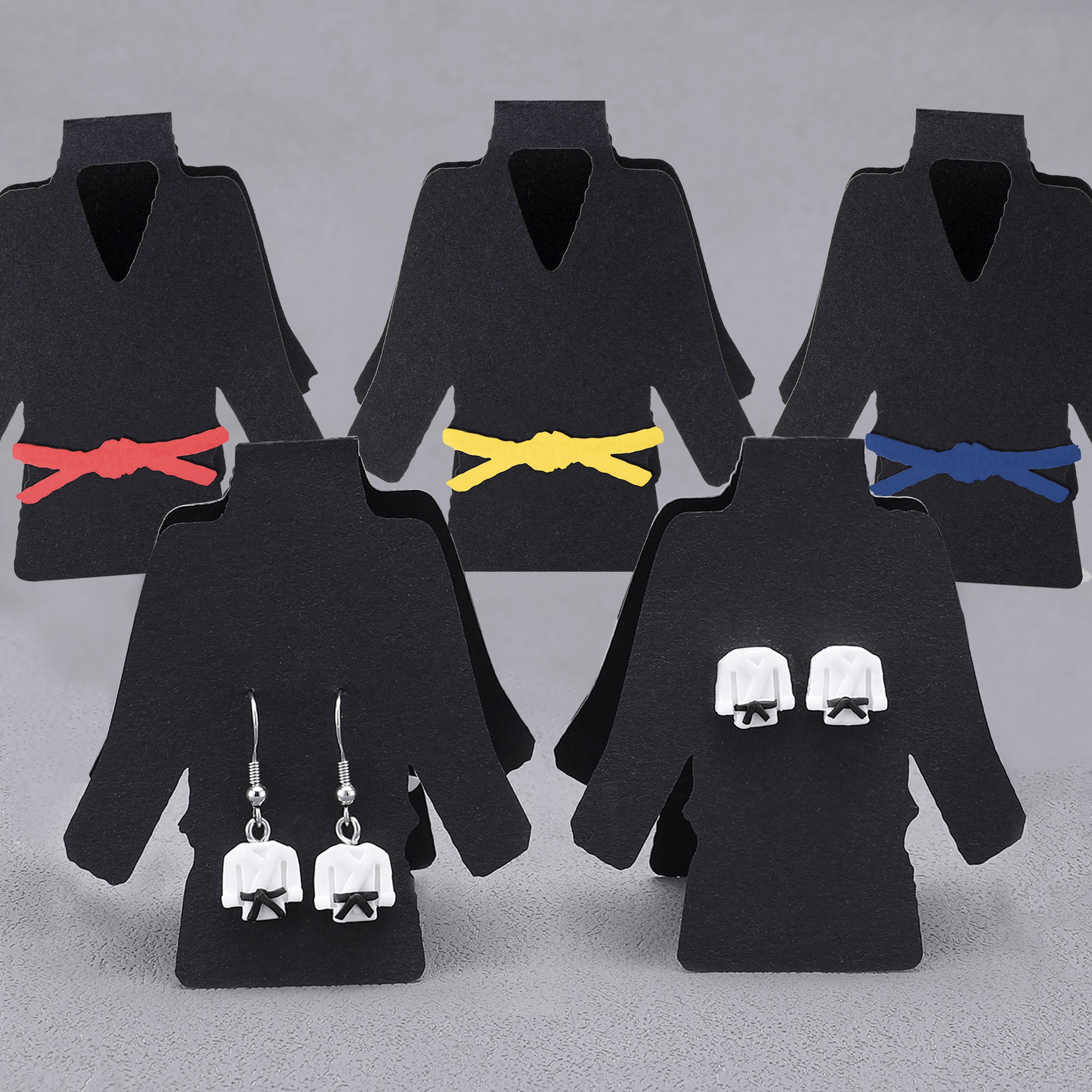 Personalizado Multicolor Cinturón de Taekwondo Chaqueta Stud Dangle con Pendientes Tarjeta de visualización Cumpleaños Juego Día de regalo para los amantes del karate de artes marciales