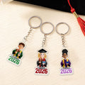 Llavero acrílico personalizado de un simpático personaje de dibujos animados con el nombre y el año Regalo de graduación para los amigos de los graduados