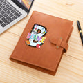 Personalizado Funny Cartoon Libro Pluma Inicial A5 Cubierta de cuero cuaderno con nombre y compartimentos Gratitud Día del Maestro Regalo para los maestros
