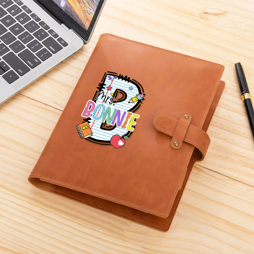 Personalizado Funny Cartoon Libro Pluma Inicial A5 Cubierta de cuero cuaderno con nombre y compartimentos Gratitud Día del Maestro Regalo para los maestros