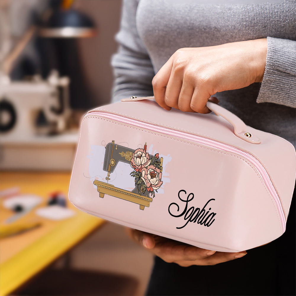 Personalizada Nacimiento Flor Máquina de coser Amplia Apertura PU Bolsa de maquillaje de cuero con nombre Esenciales de viaje Cumpleaños Regalo de boda para las mujeres
