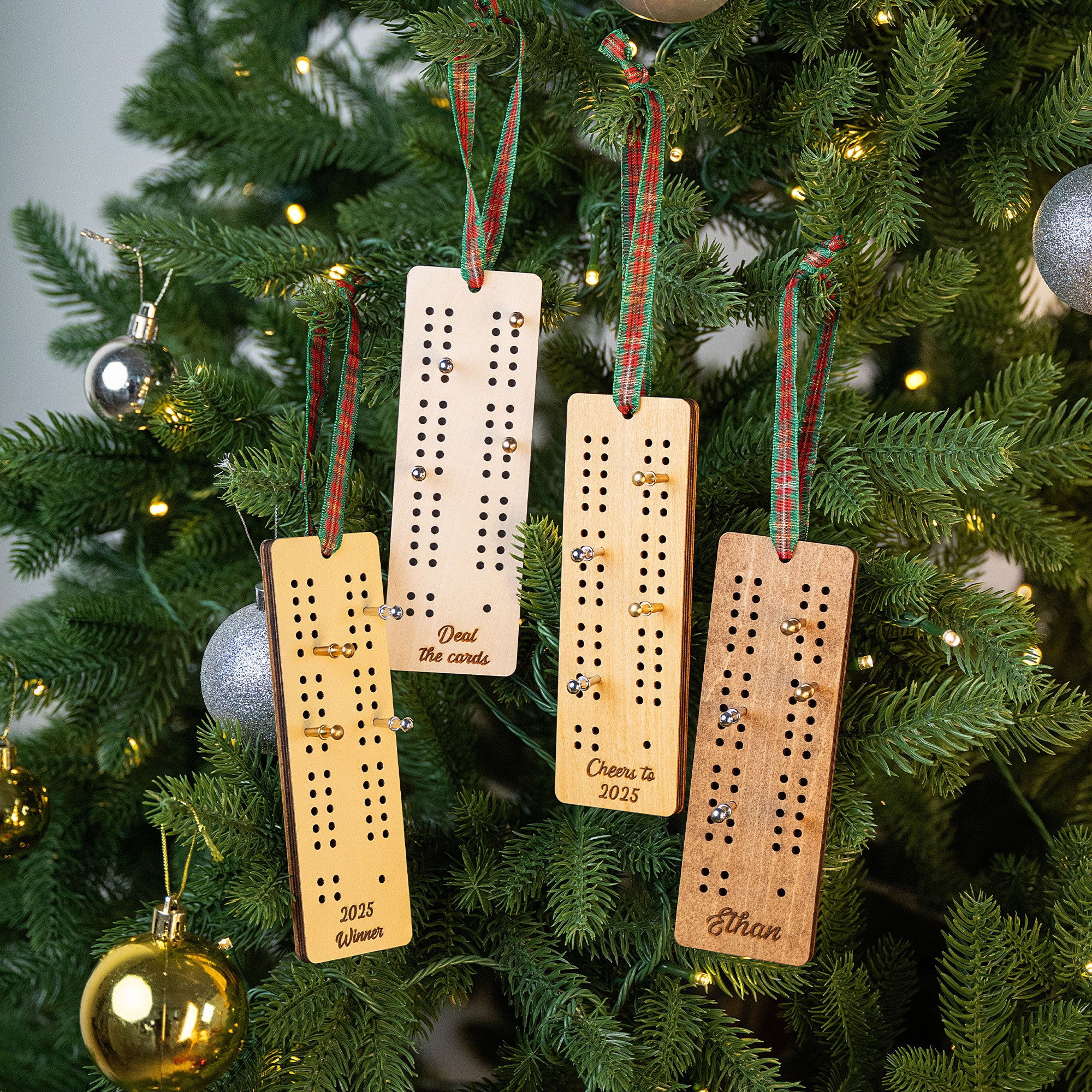 Adorno de tablero de Cribbage personalizado con cinta de madera y texto grabado Regalo de Navidad para pareja familiar amante del Cribbage