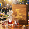 Decantador de whisky personalizado con iniciales de gorra de graduación y 4 copas con nombre del año y caja de madera para guardarlo Regalo de fiesta de graduación para graduados