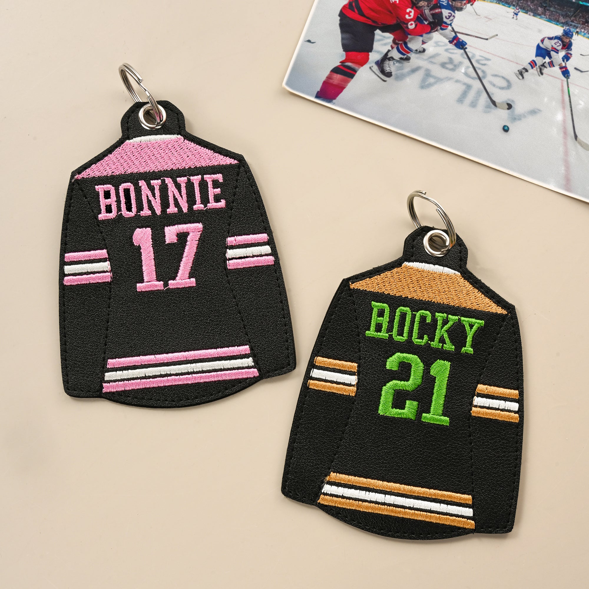 Llavero personalizado de camiseta de hockey sobre hielo con número y nombre bordados Uso diario Día del partido Regalo de aniversario para jugadores de hockey