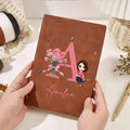 Personalizada de dibujos animados de flores de nacimiento A5 A6 PU cuaderno de cuero con el nombre y la inicial de material de oficina Regalo de cumpleaños para la familia amigos