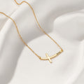 Collar personalizado de cruz curvada de lado con nombre Dainty Jewelry Birthday Anniversary Communion Gift for Women