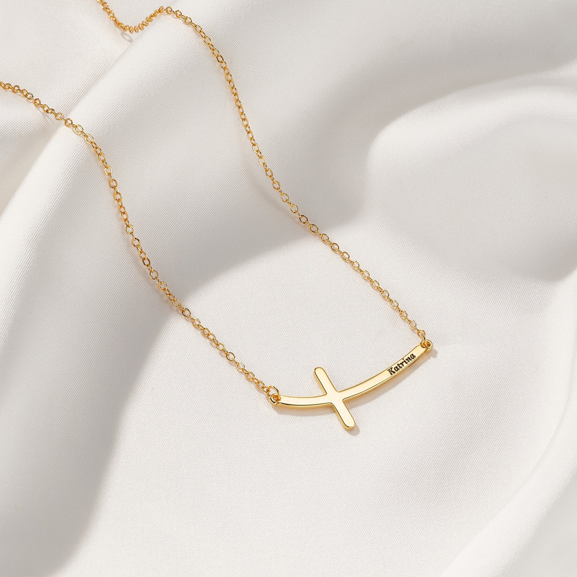 Collar personalizado de cruz curvada de lado con nombre Dainty Jewelry Birthday Anniversary Communion Gift for Women