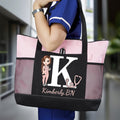 Personalizada Cartoon Medical Character Initial Bolsa de gran capacidad con nombre y forro impermeable Día de la enfermera Regalo de cumpleaños para la enfermera médico