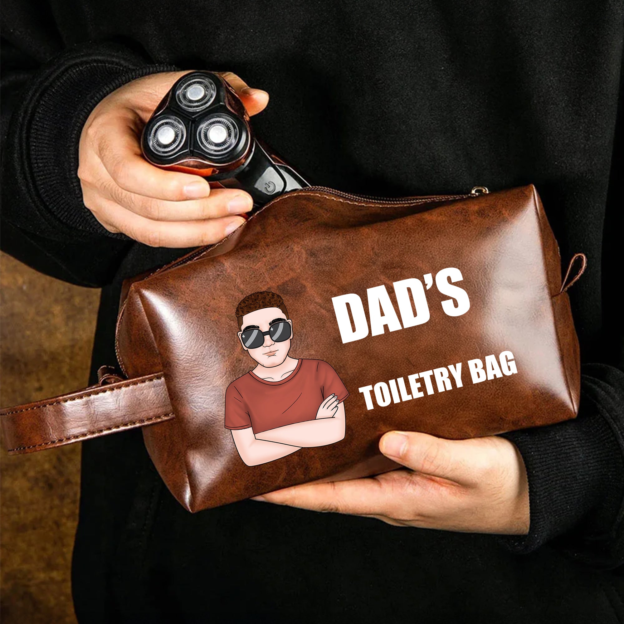 Personalizado Cartoon Character PU Bolsa de aseo de cuero con el nombre y el texto Accesorios de viaje Regalo de cumpleaños para el hombre papá