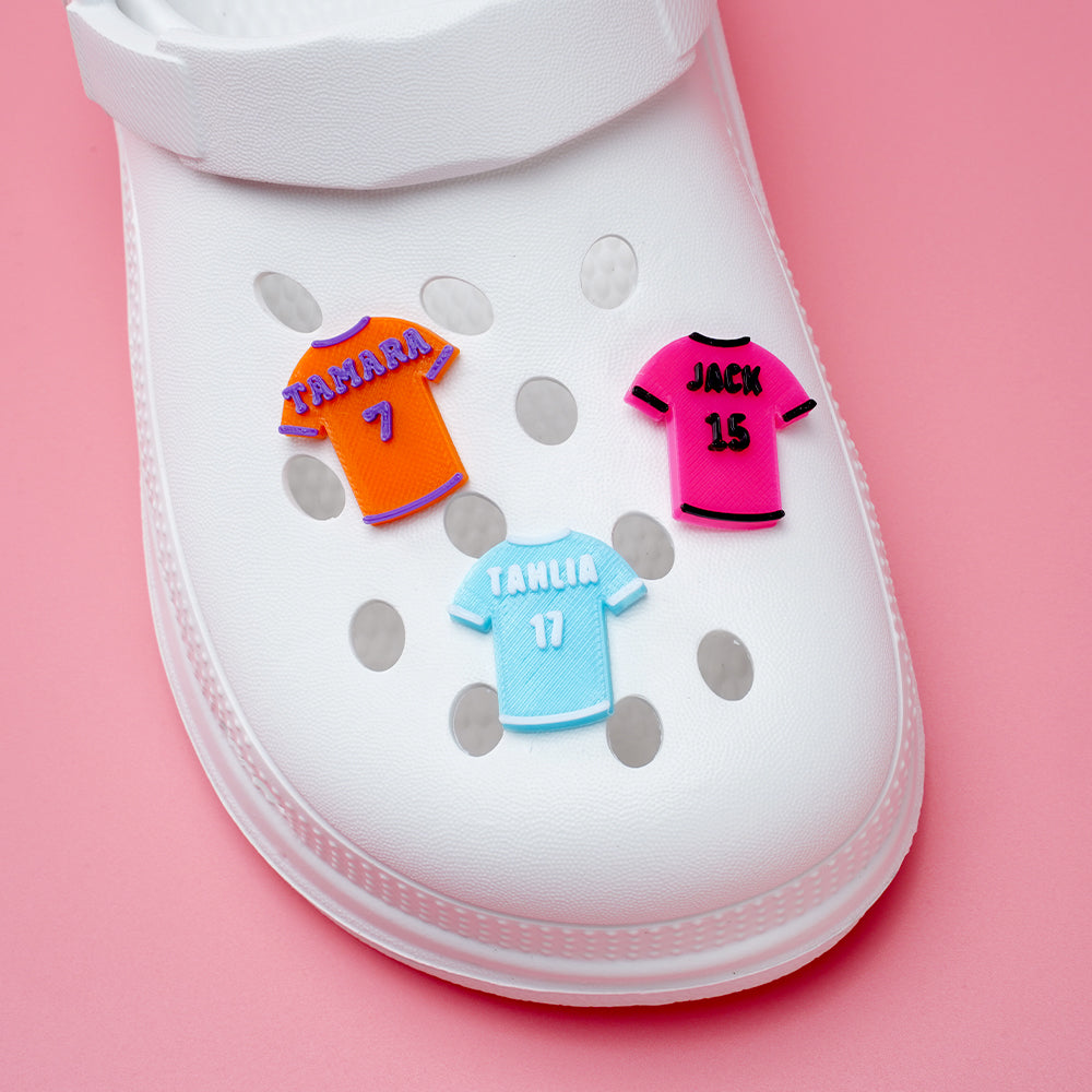 Personalizada en 3D de impresión multicolor camiseta de fútbol del zapato encantos con el nombre y el número de zapatos de decoración de desgaste diario de regalo para los amantes del deporte
