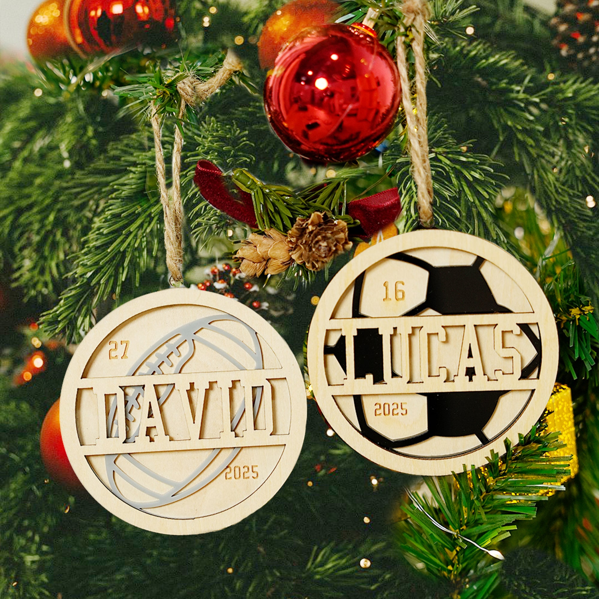 Balón de fútbol de baloncesto personalizado Adorno navideño de madera con nombre, número y año Regalo navideño para entusiastas de los deportes de pelota
