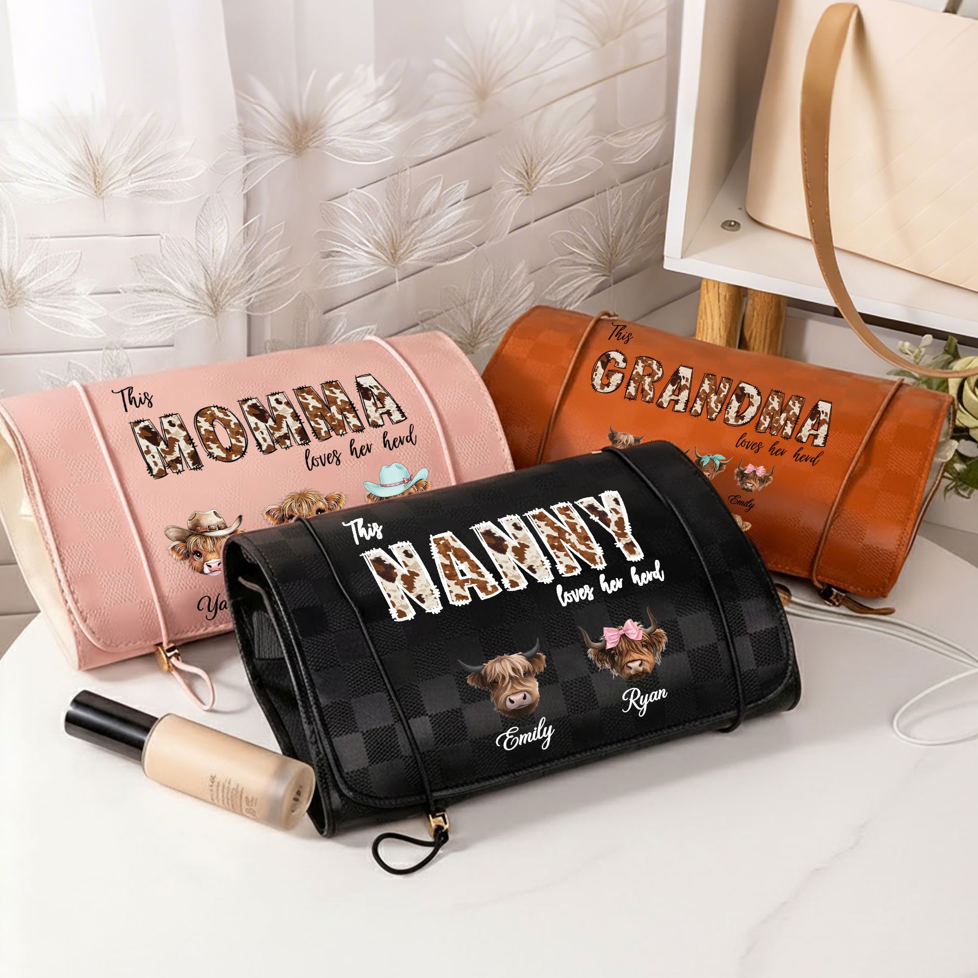 Bolsa de maquillaje de cuero de PU de vaca Highland impermeable personalizada con 1-8 nombres y título Esenciales de viaje Regalo del Día de la Madre para la madre abuela
